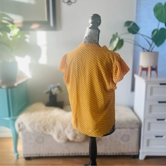 🏷️ 4/$25 Anthro Style Marigold Mustard Polka Dot Cap Sleeve Blouse Top - Picture 4 of 7
